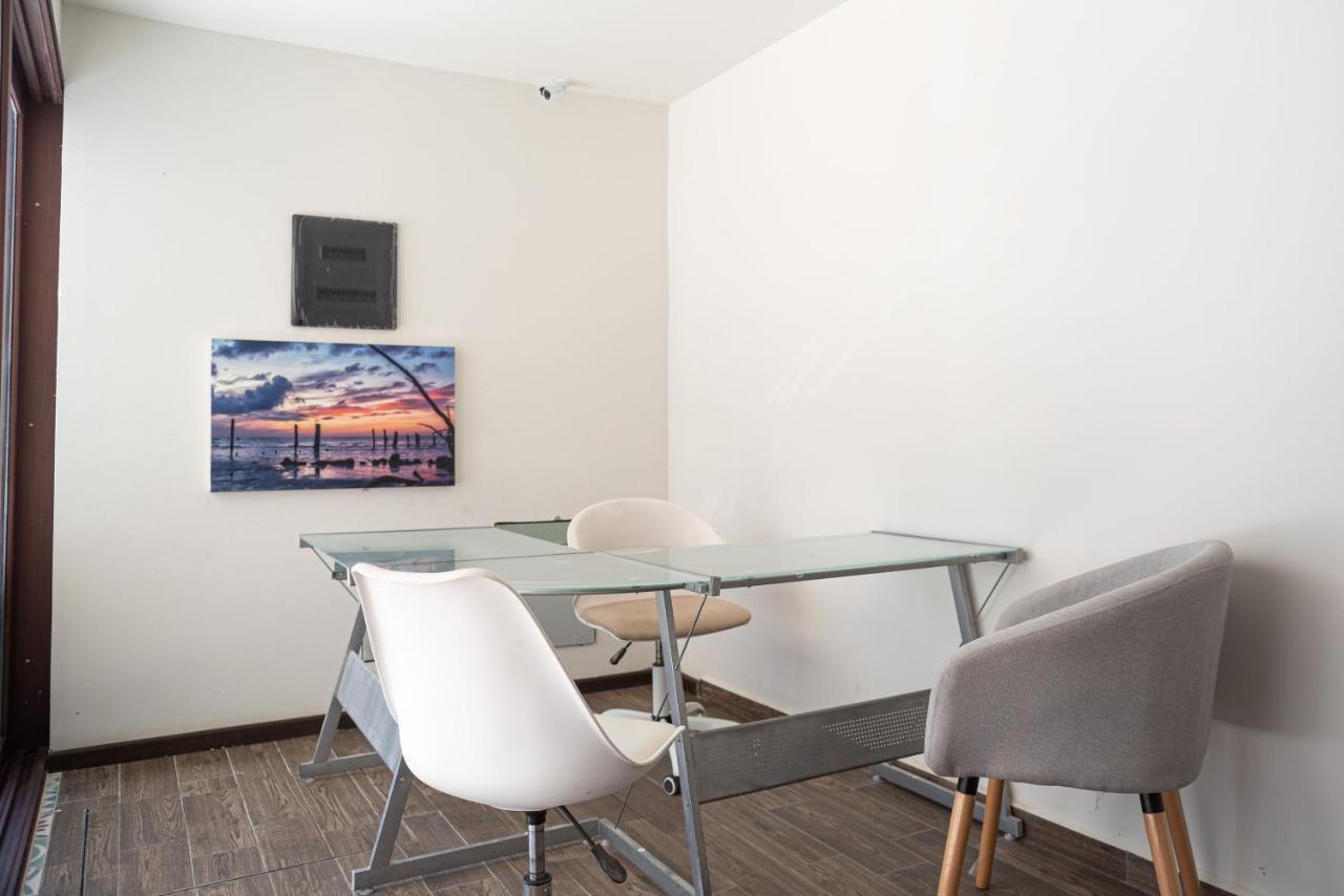 Hotel Mayari Holbox Kültér fotó A meeting room at the headquarters of the company