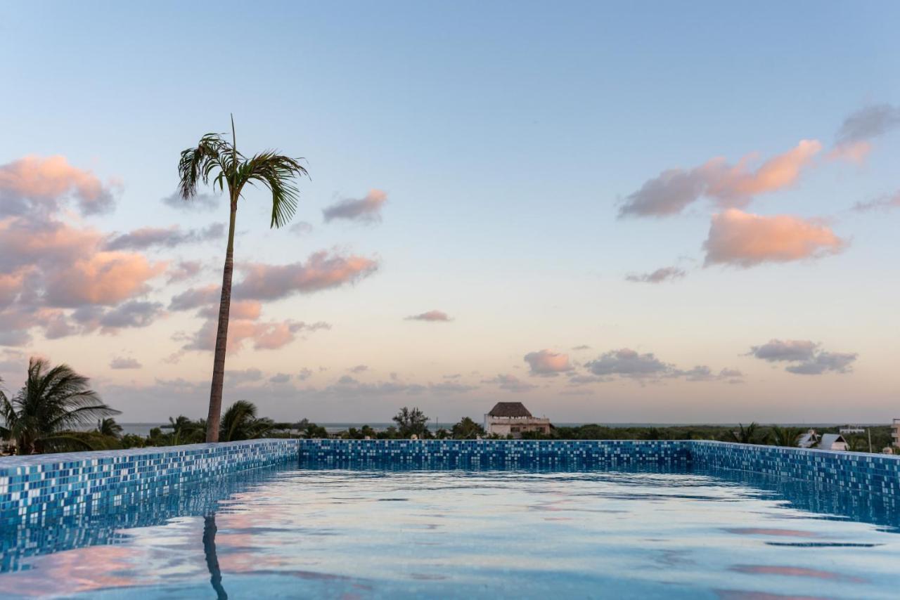 Hotel Mayari Holbox Kültér fotó Infinity pool at the Grand Palladium Hotel, Playa del Carmen, Mexico