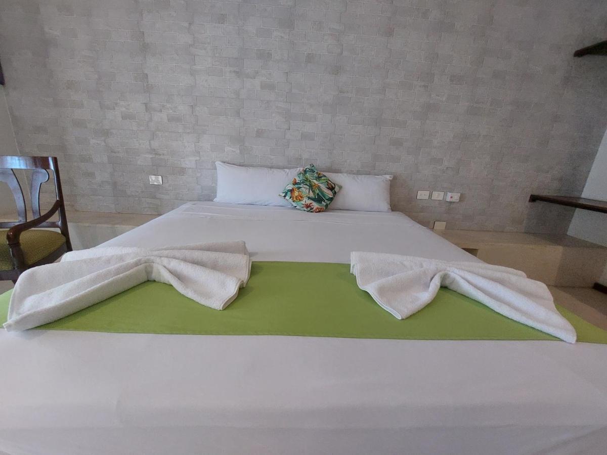 Hotel Mayari Holbox Kültér fotó A bed with a duvet cover