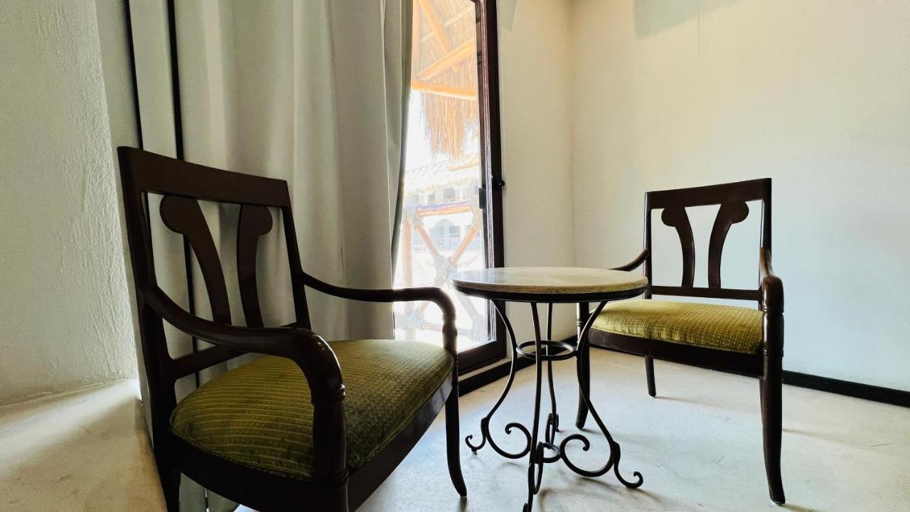 Hotel Mayari Holbox Kültér fotó A table and two chairs