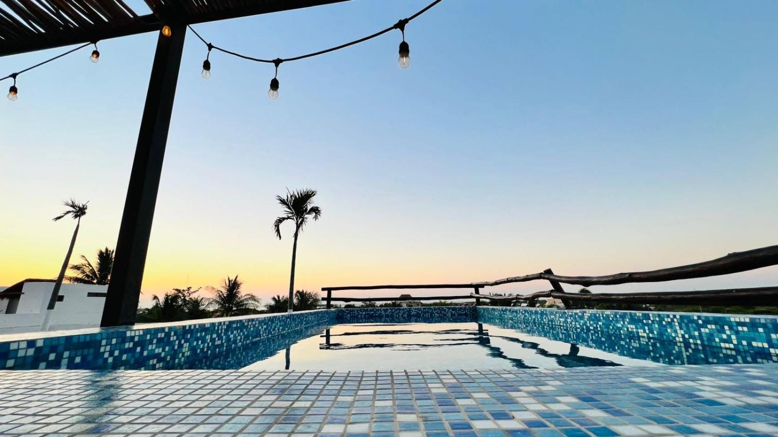 Hotel Mayari Holbox Kültér fotó Rooftop pool at the hotel