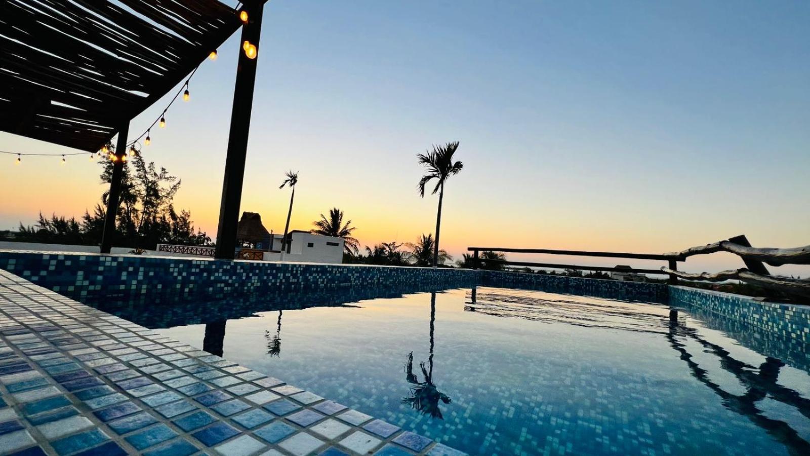 Hotel Mayari Holbox Kültér fotó Sunset at the pool